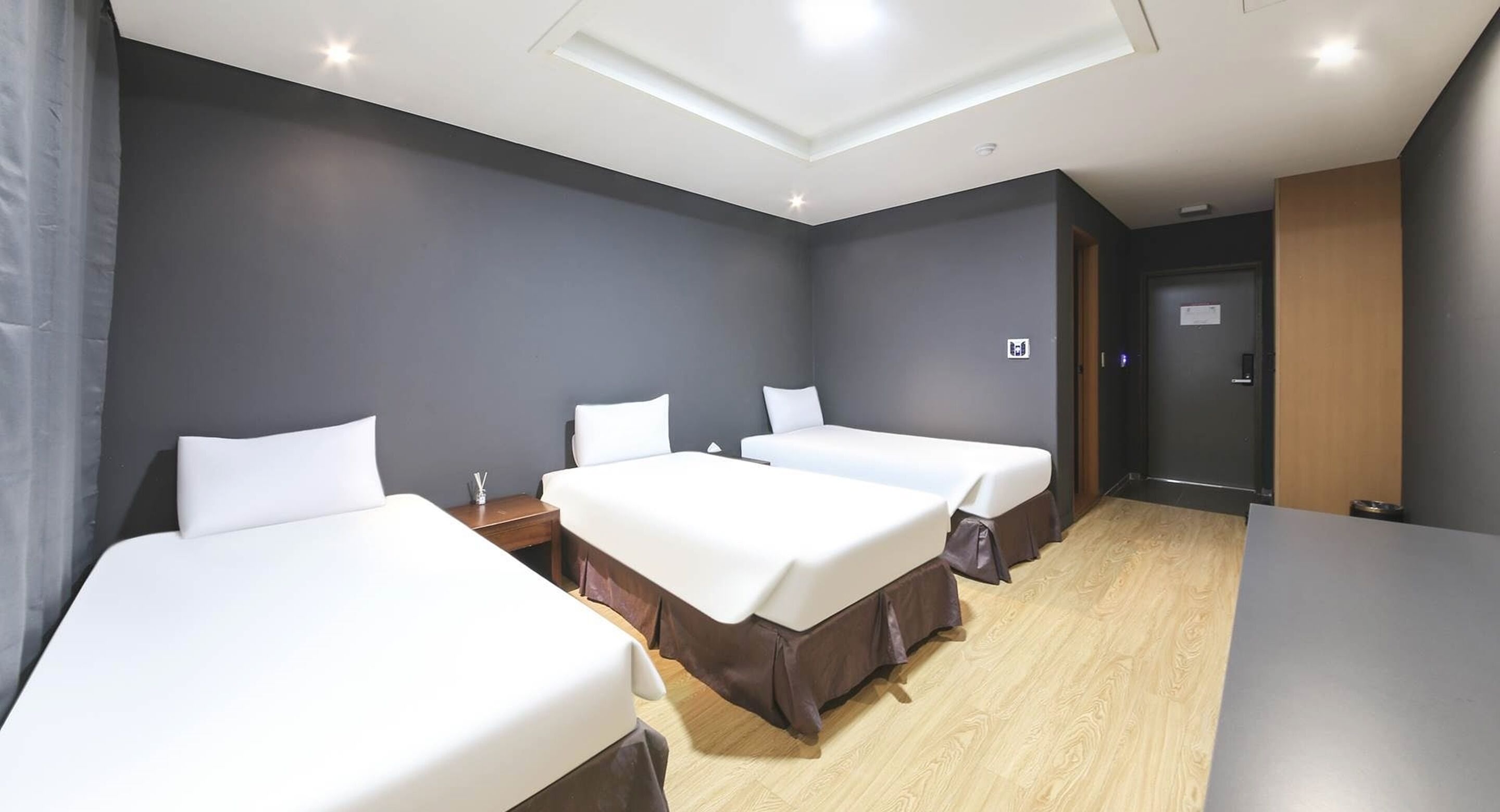 triple room | premium bedding, down duvets, select comfort beds, desk
