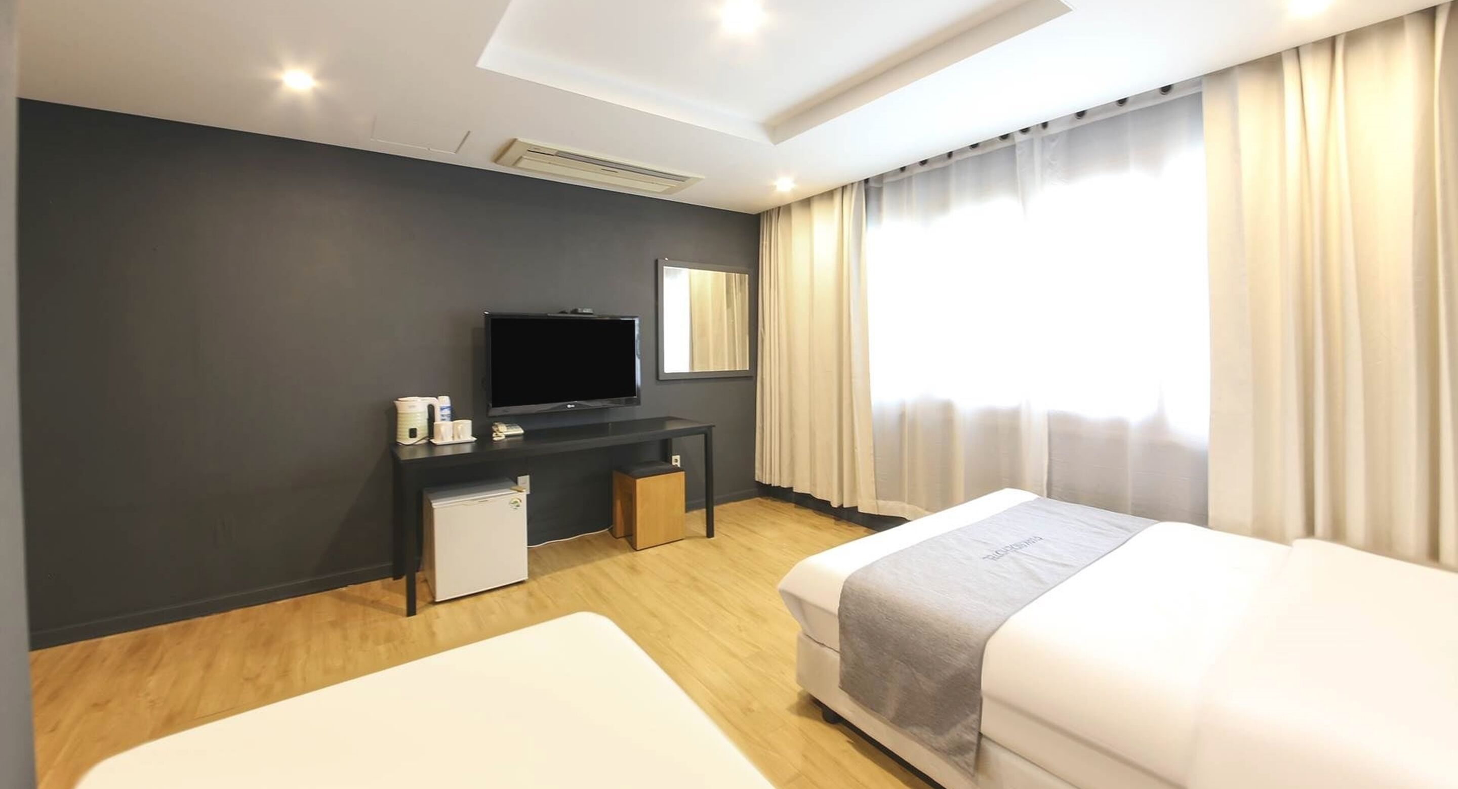 deluxe twin room | premium bedding, down duvets, select comfort beds, desk