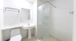 Deluxe Twin Room | Bathroom