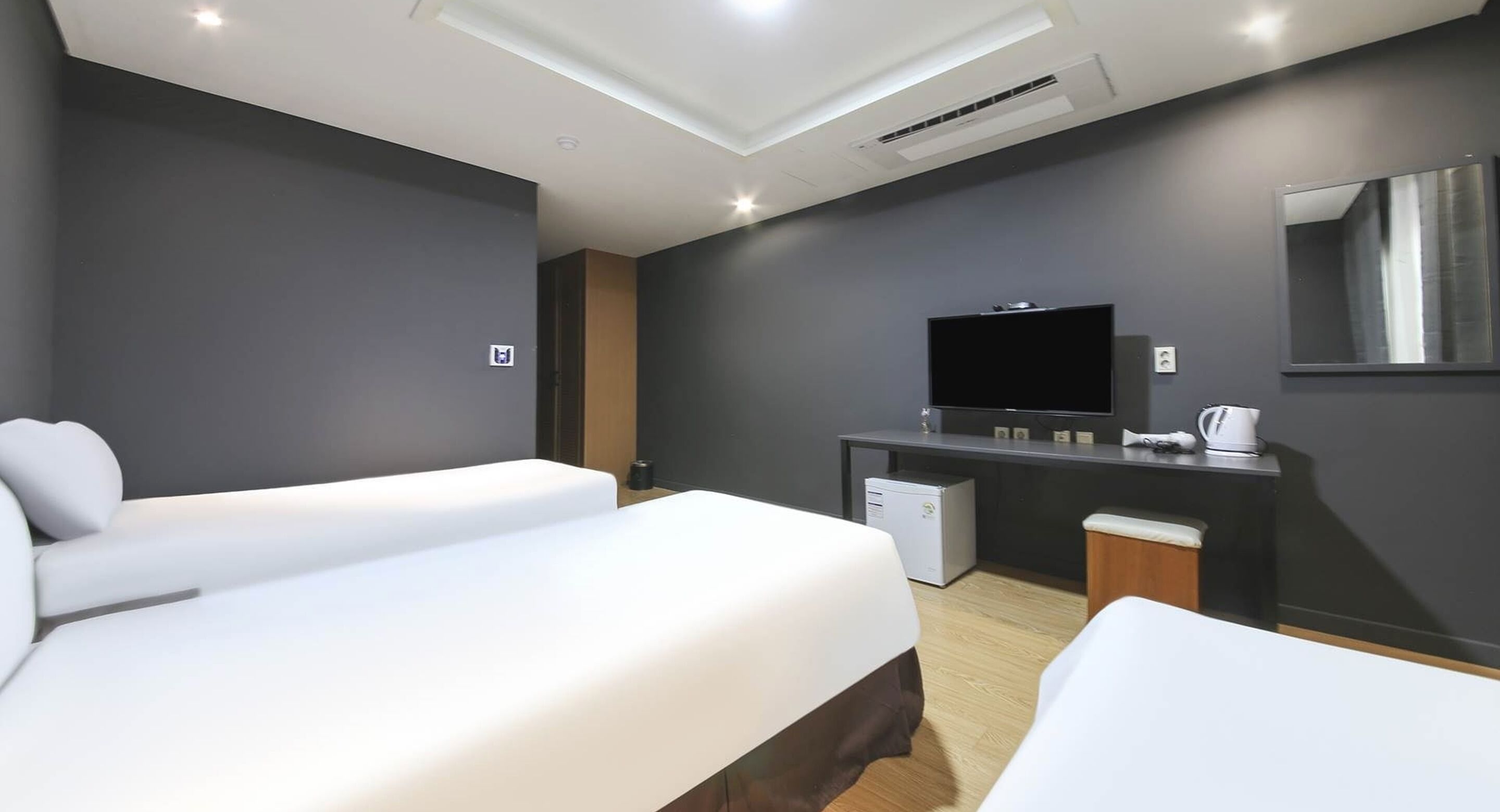 triple room | premium bedding, down duvets, select comfort beds, desk