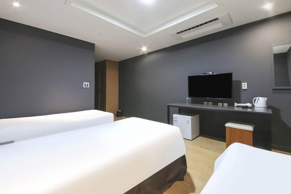 triple room | premium bedding, down duvets, select comfort beds, desk