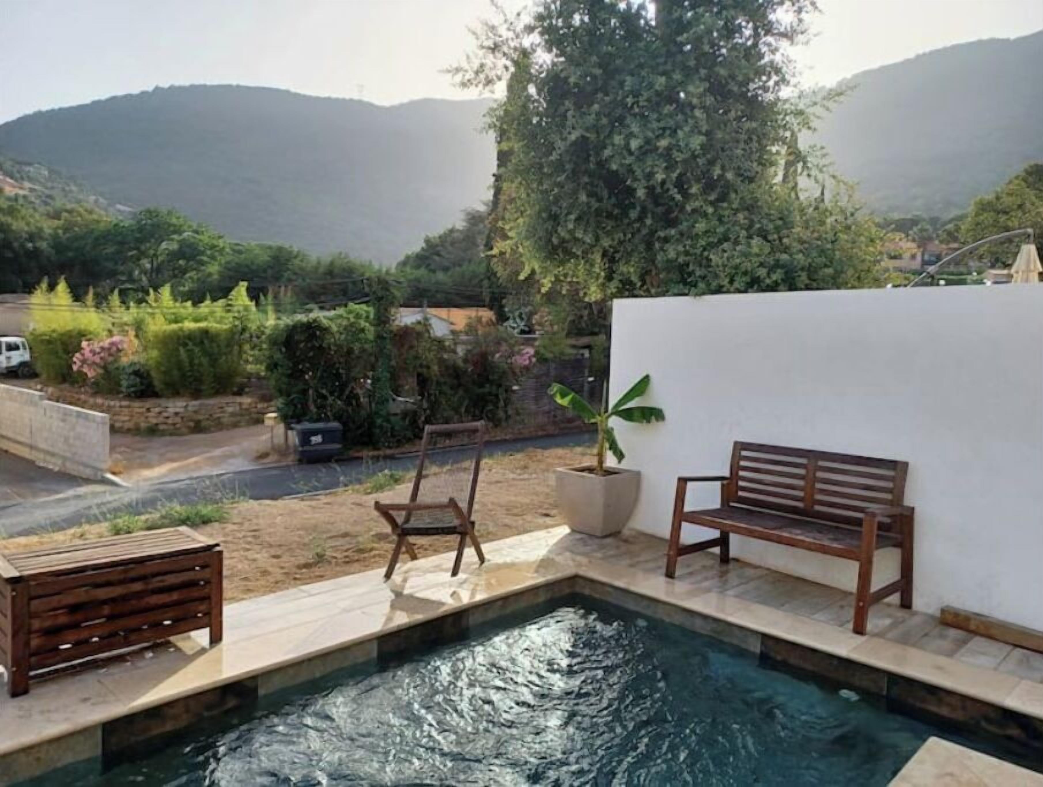 Utendørsbasseng og et oppvarmet basseng