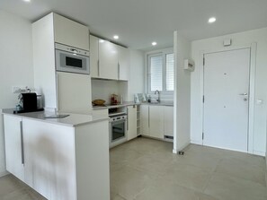 Geladeira, micro-ondas, fogão, lava-louças