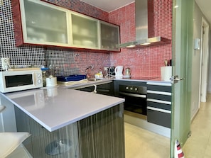 Kühlschrank, Mikrowelle, Ofen, Geschirrspüler