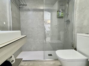 Shower - FESTASTAR 104 (Estartit)