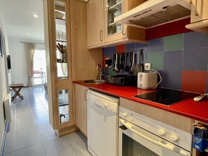Kühlschrank, Ofen, Geschirrspüler, Wasserkocher mit Kaffee-/Teezubehör