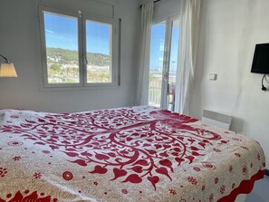 2 عدّة غرف نوم ومكواة/لوح كي وواي فاي وملاءات أسرّة