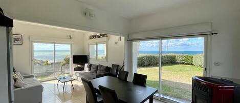 Televisión, reproductor de DVD, libros, videoteca