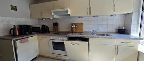 Een koelkast, een magnetron, een oven, een kookplaat
