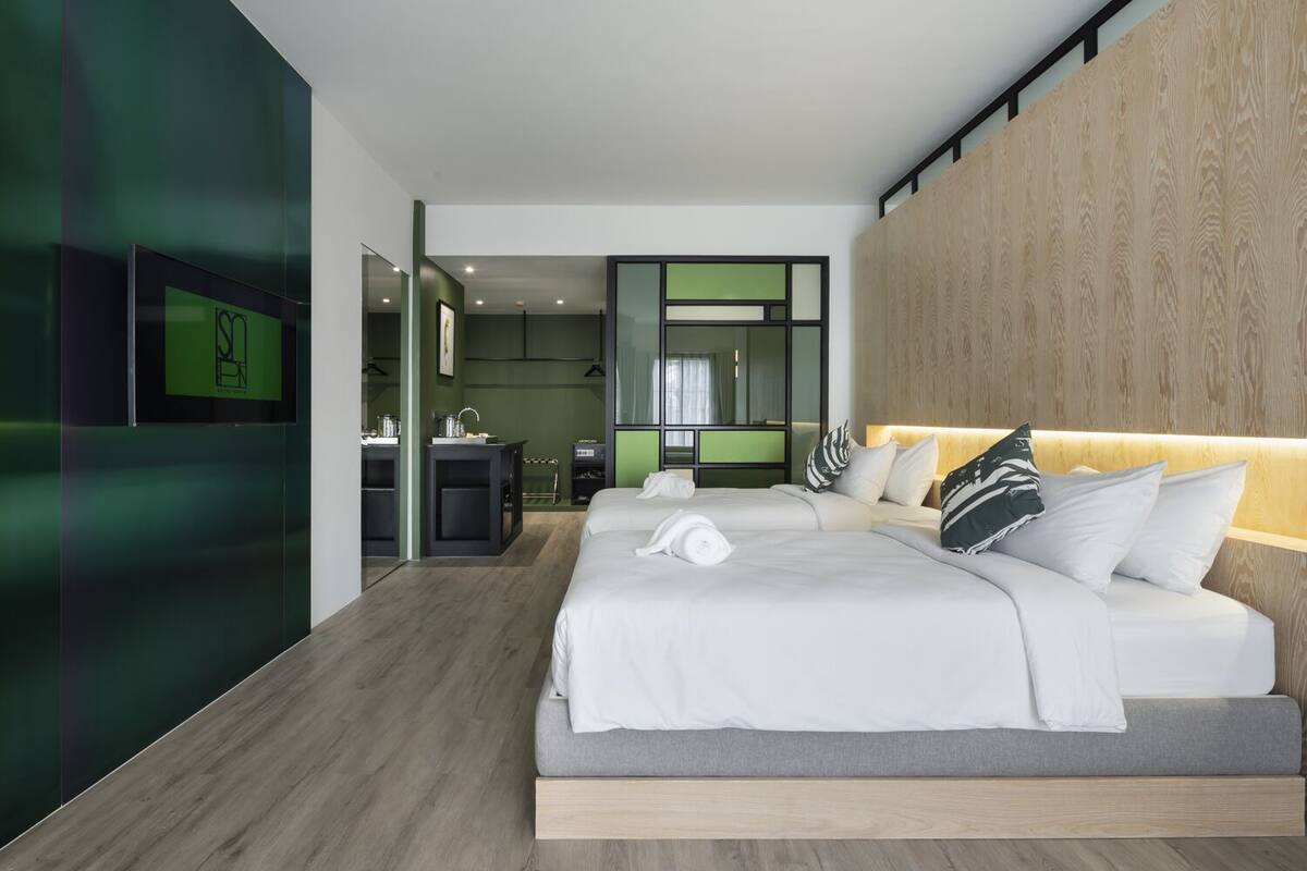 Caja de seguridad en la habitación y cortinas blackout