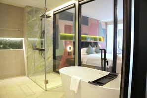 Deluxe Premier | Bathroom | Shower, hair dryer, slippers, towels - Hotel Sapin (Bangkok)