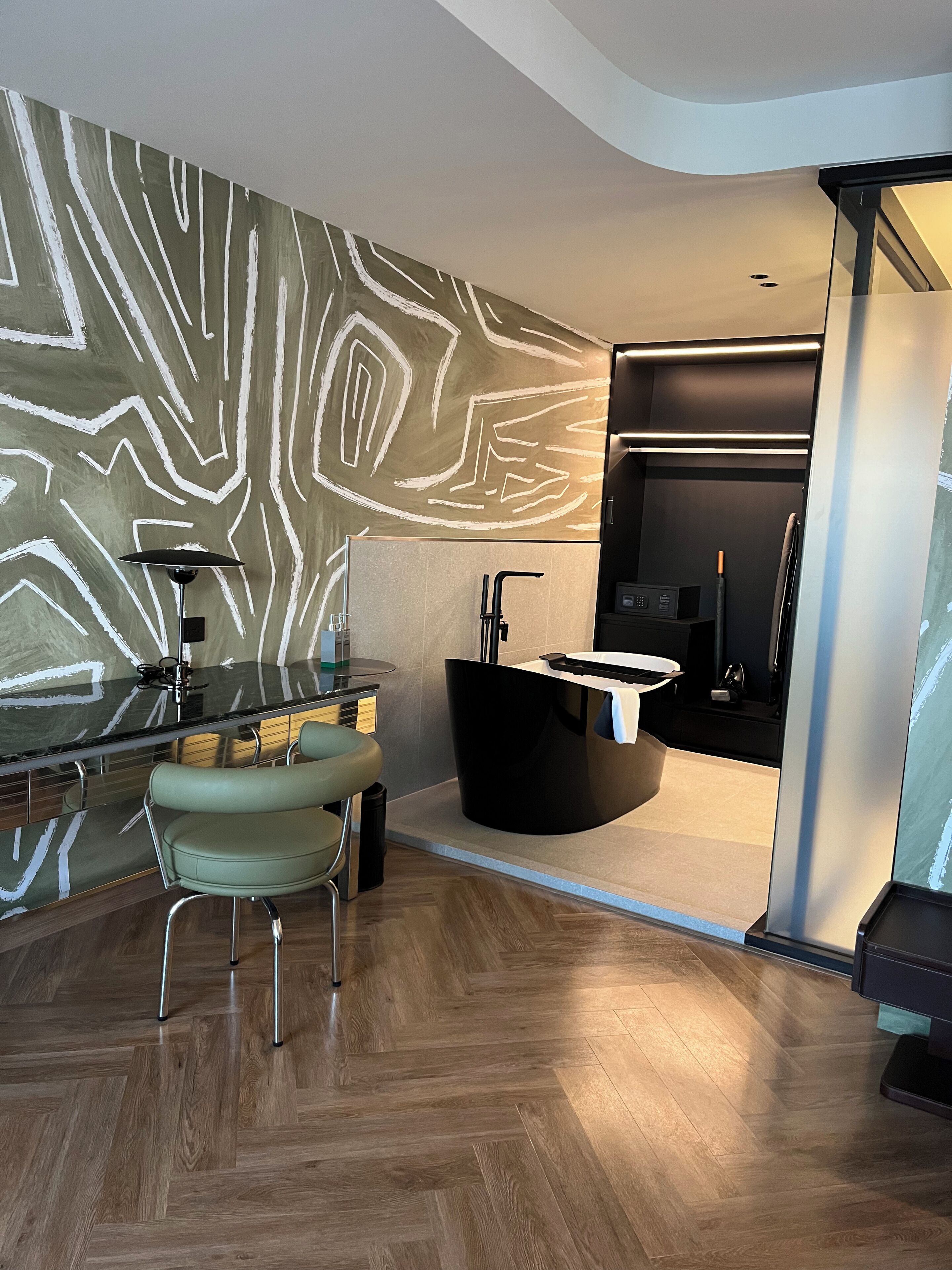 Junior Suite | 起居区 | 40-英寸智能电视 （配备有线频道）、电视