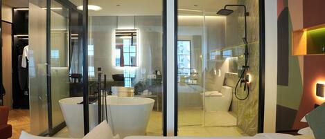 Deluxe Premier | Kylpyhuone | Suihku, hiustenkuivaaja, tohvelit, pyyhkeet