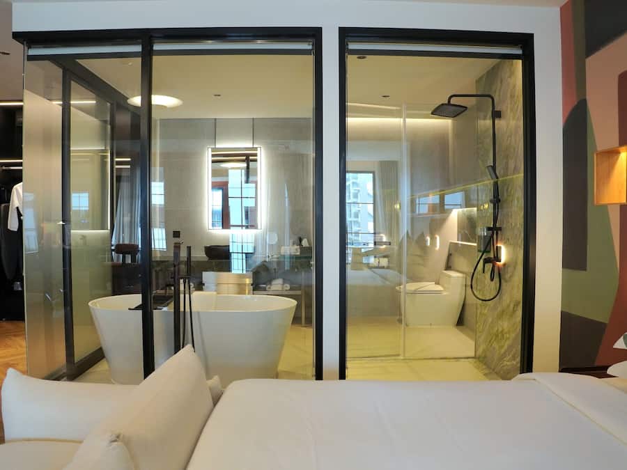 Deluxe Premier | Banheiro | Chuveiro, secador de cabelo, chinelos, toalhas de banho