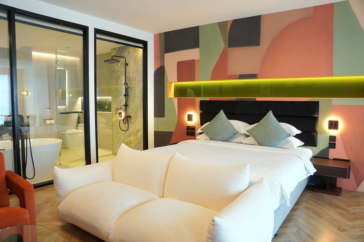 Deluxe Premier | In-room safe, blackout drapes, soundproofing, free WiFi