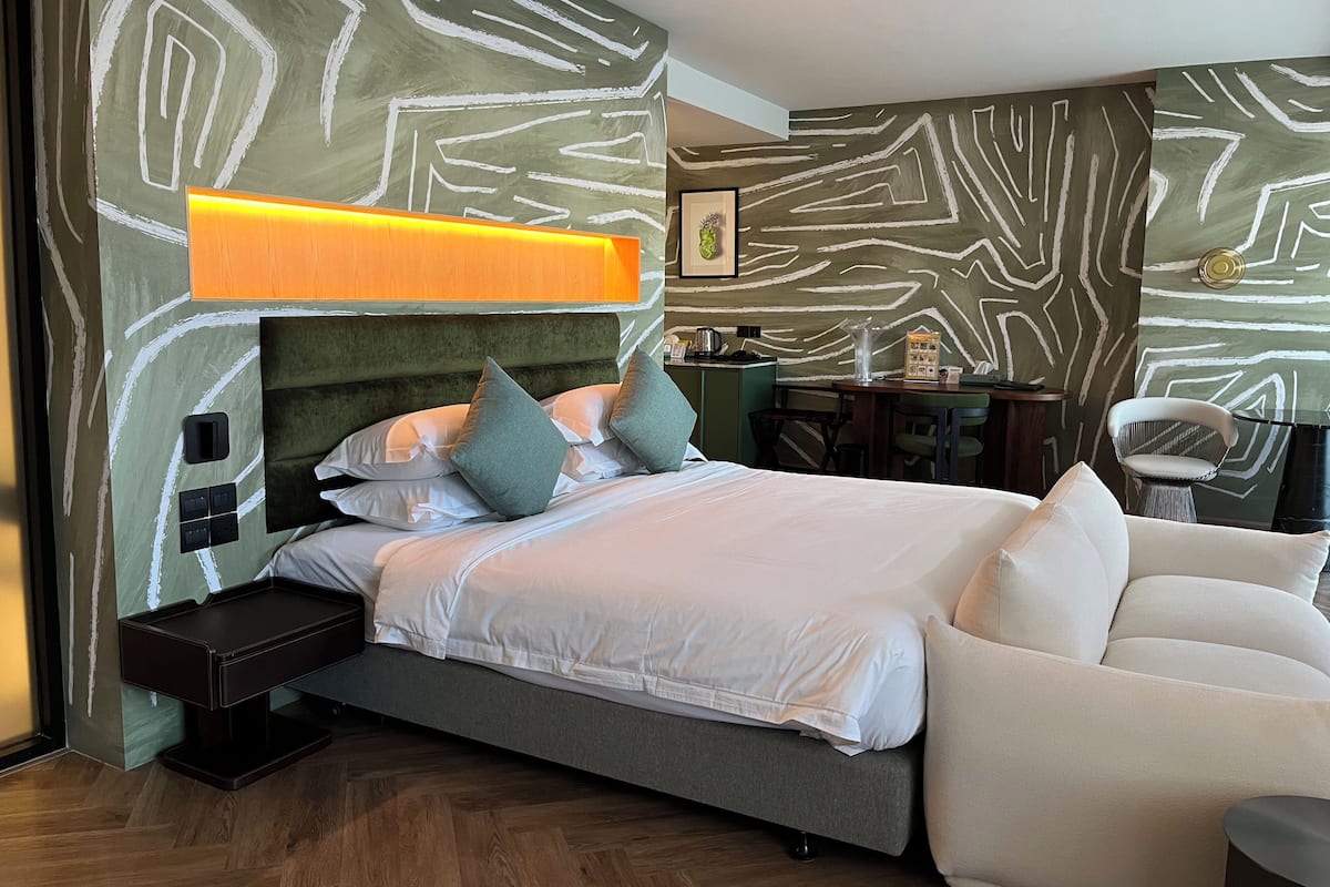 Junior Suite | In-room safe, blackout drapes, soundproofing, free WiFi