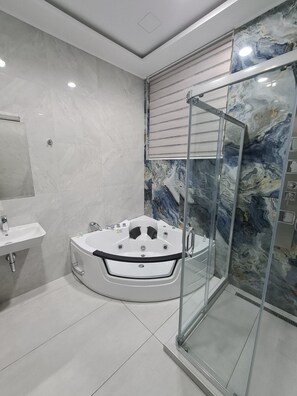 Jetted tub, hair dryer, towels, soap - ForS Deluxe King Room with jacuzzi (Београд)