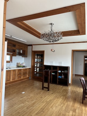 Chalet rustique Confort | Cuisine privée | Réfrigérateur grande capacité avec congélateur, four à micro-ondes
