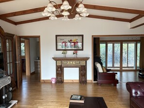 Chalet rustique Confort | Aire de séjour | Téléviseur de 55 po avec télévision par câble, foyer