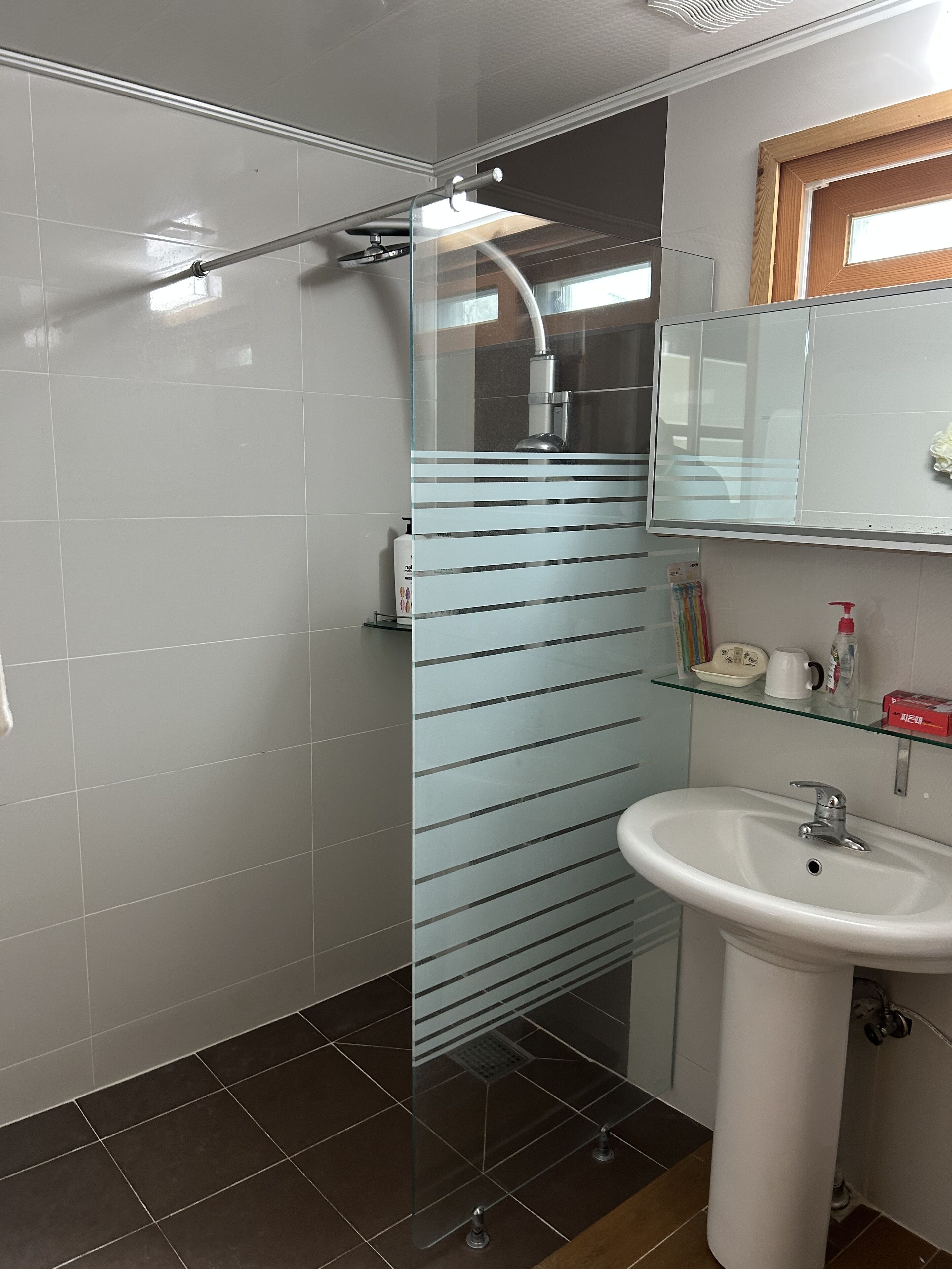 Comfort Cabin | Bathroom | Shower, free toiletries, hair dryer, towels