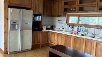 Comfort Cabin | Private kitchen | Full-sized fridge, microwave, stovetop, rice cooker