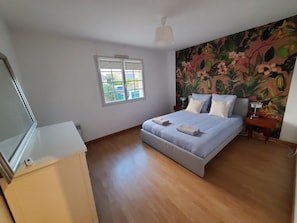 5 bedrooms, desk, iron/ironing board, travel crib