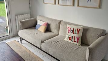 Televisie, boeken en een computerscherm