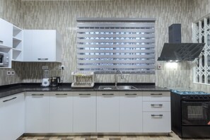 Refrigerador, microondas, horno y tetera eléctrica 