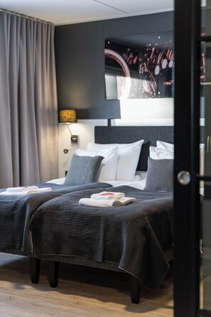 デスク、WiFi (無料)、ベッドシーツ