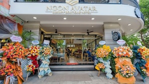 Der Eingang des NAGON AVATAR, ein luxuriöses Boutique-Hotel mit modernem Design und einem Balkon mit Blick auf die Straße.