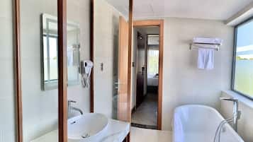 Habitación Deluxe con 1 cama doble o 2 individuales | Baño | Artículos de higiene personal gratuitos, secador de pelo y zapatillas