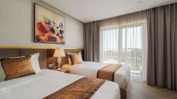 Deluxe Double or Twin Room | In-room safe, desk, blackout drapes, soundproofing