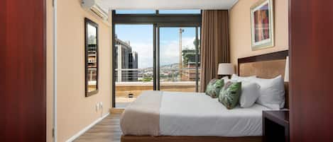 City Apartment | 2 bedrooms, in-room safe, laptop workspace, iron/ironing board