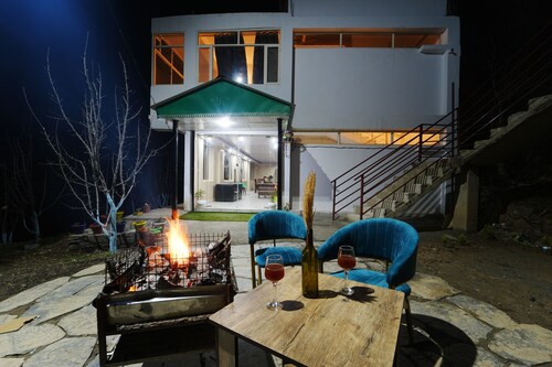 Crested View | Cottage in Fagu | w King Bed,food,View