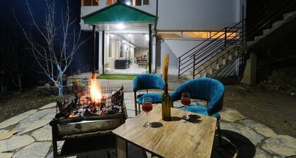 Crested View | Cottage in Fagu | w King Bed,food,View