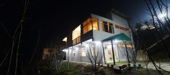 Crested View | Cottage in Fagu | w King Bed,food,View