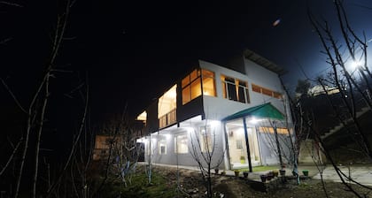 Crested View | Cottage in Fagu | w King Bed,food,View