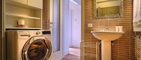 Shower, hair dryer, bidet, towels