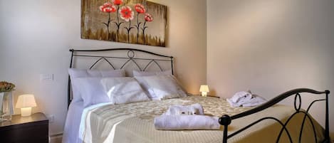 1 habitación, tabla de planchar con plancha, wifi gratis y ropa de cama