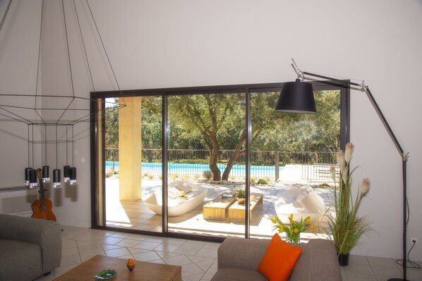 TV, fireplace, table tennis, books - Architect-designed villa ! Swimming-pool. (L'Isle-sur-la-Sorgue)