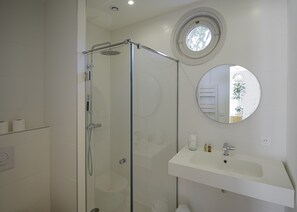 Shower, hair dryer, towels, soap - Architect-designed villa ! Swimming-pool. (L'Isle-sur-la-Sorgue)