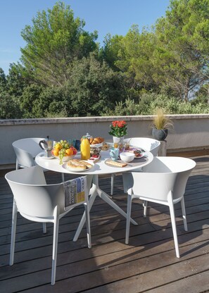 Outdoor dining - Architect-designed villa ! Swimming-pool. (L'Isle-sur-la-Sorgue)