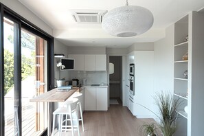 Fridge, microwave, oven, stovetop - Architect-designed villa ! Swimming-pool. (L'Isle-sur-la-Sorgue)