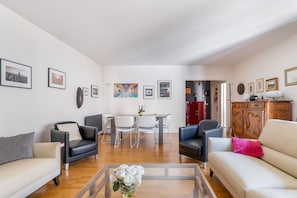 TV - Village Vision, by Veeve (Paris)