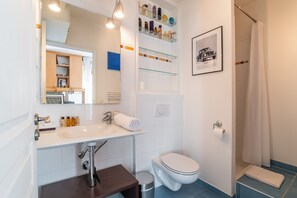 Bathtub, hair dryer, towels - Village Vision, by Veeve (Paris)