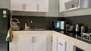 Frigorífico, microondas, horno y placa de cocina