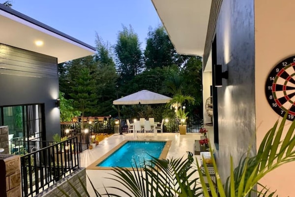 Una piscina al aire libre