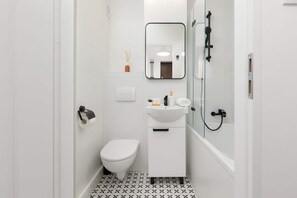 Bañera, secador de pelo, toallas y champú