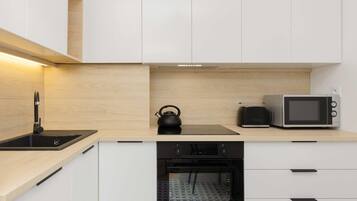 Een koelkast, een magnetron, een oven, een kookplaat