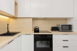 Réfrigérateur, four à micro-ondes, un four, surface de cuisson